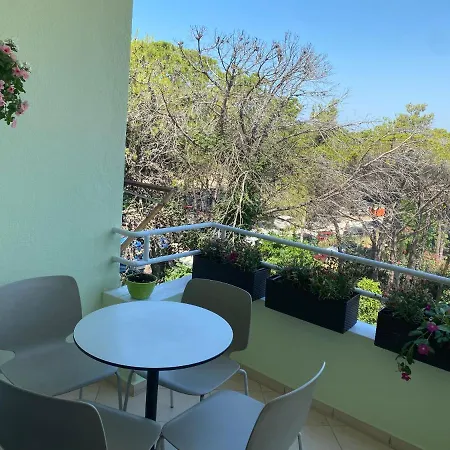 Apartment Cheerful 2-bedroom In Golem (Tirana)