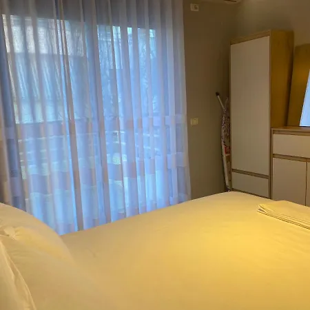 Apartment Cheerful 2-bedroom In Golem (Tirana)