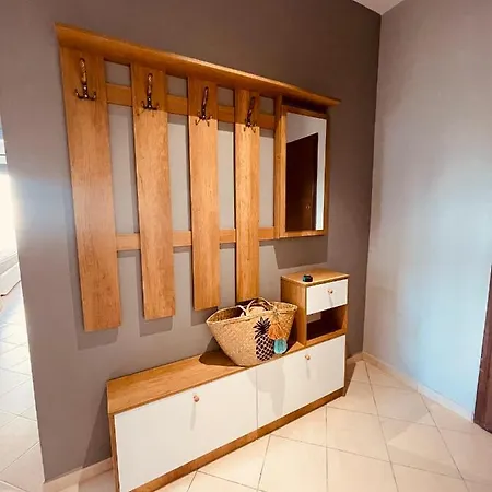 Cheerful 2-bedroom In Apartment *